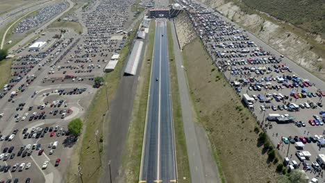 Vista-Aérea-Se-Desplaza-Hacia-Abajo-En-La-Pista-De-Carreras