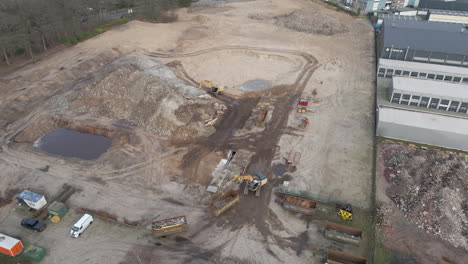 Antena-De-Excavadoras-Trabajando-En-El-Sitio-De-Construcción