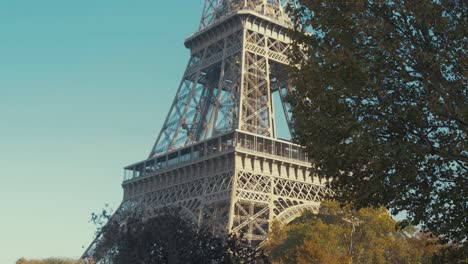 Pariser-Eiffelturm-Mit-Herbstlaub-Im-Vordergrund