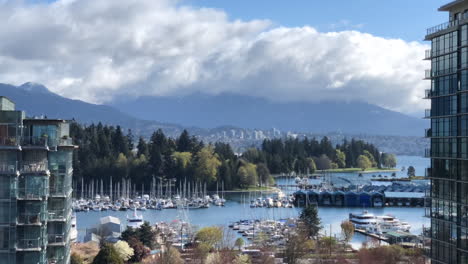 Time-lapse-of-Vancouver-North-Shore-mountains,-Stanley-park-and-marina