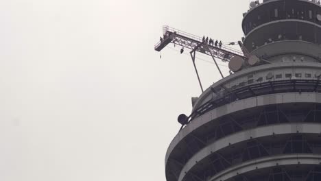 Basejumper-Springen-Vom-Menara-Tower-In-Kuala-Lumpur