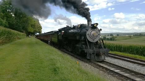 Tren-De-Vapor-Saliendo-Del-área-De-Picnic-A-Lo-Largo-De-Las-Tierras-De-Cultivo-Amish