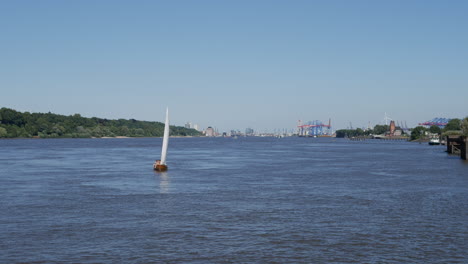 Segelbootfahrten-Auf-Der-Elbe-In-Hamburg-An-Einem-Sonnigen-Tag