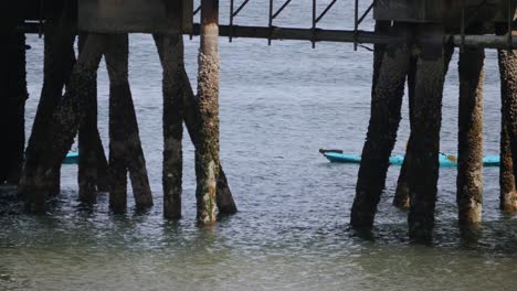 Drei-Kajakfahrer-Passieren-Einen-Pier-Am-Ufer-Des-Ruston-Way-In-Tacoma