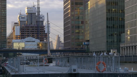 Los-Viajeros-Del-Distrito-Financiero-De-Canary-Wharf-Con-Docklands-Light-Railway,-Londres,-Reino-Unido.