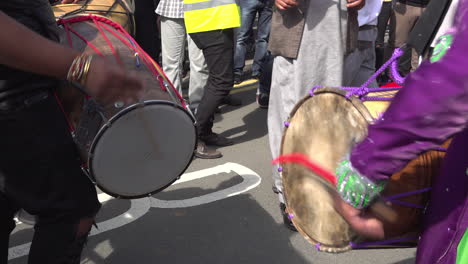 Reino-Unido-Worcester-2018---Un-Primer-Plano-De-Dos-Hombres-Tocar-Tambores-Bhangra-Dhol-Durante-Una-Protesta-Contra-Una-Marcha-De-Extrema-Derecha