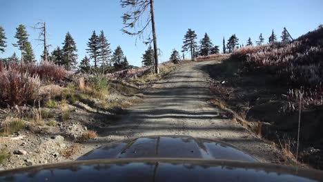 Imágenes-De-Mano-De-Un-Camión-Conduciendo-Por-Un-Camino-De-Grava-Hasta-Un-Sendero-Para-Bicicletas-De-Montaña-A-Fines-Del-Verano