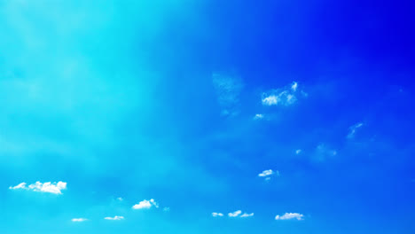 Zeitraffer-Schöne-Natur-Mit-Weißer-Wolke,-Die-Sich-Am-Blauen-Himmel-Bewegt
