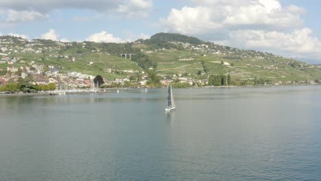 Fliegen-Mit-Dem-Segelboot-Und-Dann-überfliegen-Der-Mittelalterlichen-Stadt-Lutry-Und-Ihres-Hafens,-Lavaux---Schweiz