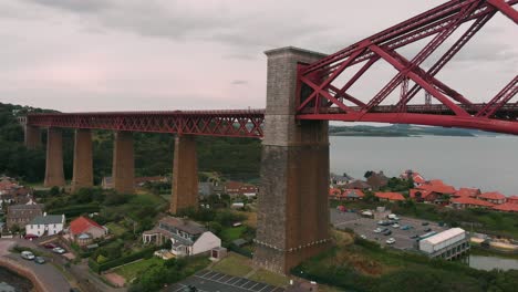 Fliegen-über-Die-Forth-Rail-Bridge-Und-North-Queensferry