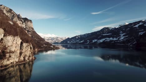 Atemberaubende-Luftaufnahme-Einer-Klippe-An-Einem-Fjord,-Bergsee-In-Der-Schweiz-Im-Winter