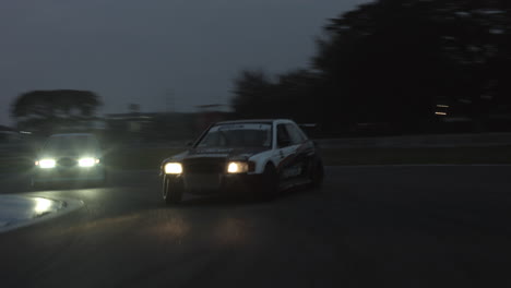 Coches-De-Carreras-A-La-Deriva-En-Una-Pista-En-Un-Parque-De-Deportes-De-Motor