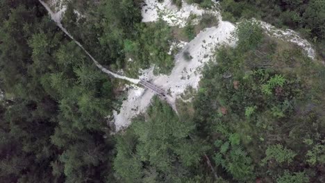 Luftbild-Von-Oben-Auf-Das-Sugana-Tal,-Wobei-Sich-Die-Drohne-Beim-Abstieg-Dreht