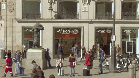 Puerta-Del-Sol,-Touristen,-Die-Foto-Mit-Dem-Symbol-Von-Madrid-Machen---Statue-Des-Bären-Und-Des-Erdbeerbaums,-Breite-Aufnahme