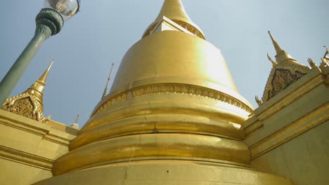 Puesta-De-Sol-Cerca-Del-Templo-En-Bangkok,-Tailandia