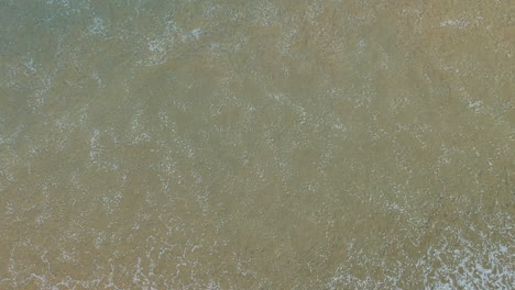 Langsame-Aufschlussreiche-Aufnahme-Von-Ankommenden-Wellen,-Die-über-Den-Strand-Rollen,-Es-Endet-Mit-Einem-Weiten-Malerischen-Blick-über-Die-Tasmanische-See,-Neuseeland