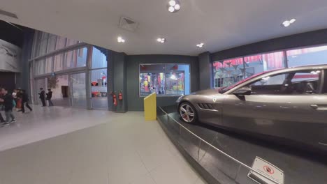 Langsamer-Schwenk-In-Der-Galleria-Ferrari-In-Der-Ferrari-Welt