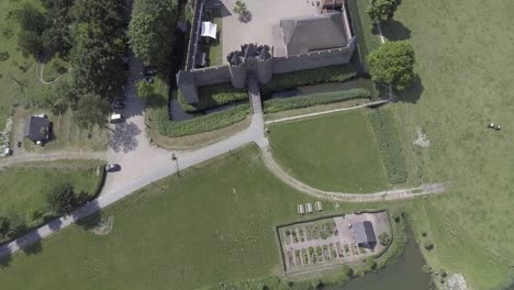 Una-Toma-De-Dron,-Con-La-Cámara-Panorámica-Hacia-Adelante,-Capturando-Un-Castillo-En-Los-Países-Bajos