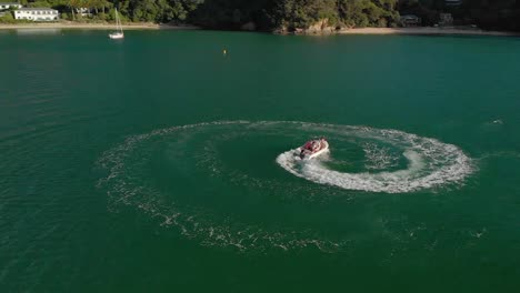 Cámara-Lenta---Bote-Pequeño-Con-Gente-Girando-Y-Haciendo-Círculos