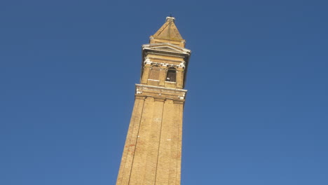 Stadtbild-Des-Glockenturms-In-Burano,-Venedig,-Italien