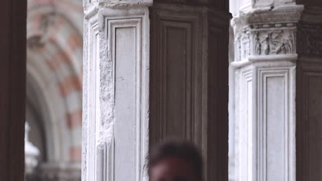 Architectural-details-of-pillar-in-a-Venetian-archway,-Venice