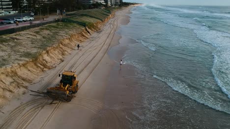 Schwere-Maschinen,-Die-Müll-Von-Einem-Strand-Aufsammeln,-Der-Kürzlich-Durch-Einen-Zyklon-Beschädigt-Wurde