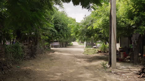 Scooter-Vorbei-In-Einer-Kleinen-Seitenstraße-In-Der-Nähe-Von-Myanmar