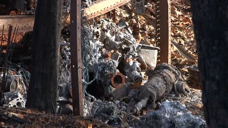 Motores-Y-Transmisiones-Quemados-Y-Derretidos-Después-Del-Incendio-Del-Campamento-En-El-Taller-De-Automóviles