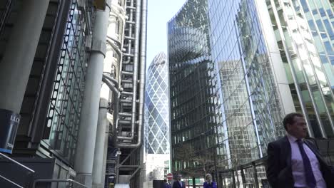People-and-buildings-in-London's-Canary-Wharf-financial-district