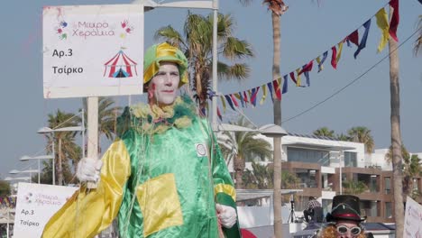 Un-Hombre-Vestido-Como-Un-Payaso-Sobre-Zancos-Es-Entrevistado-En-El-Carnaval-De-Paphos