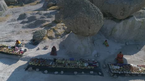 Toma-Aérea-De-Puestos-De-Productos-Rarámuris-En-El-Valle-De-Los-Hongos,-Región-De-Las-Barrancas-Del-Cobre,-Chihuahua