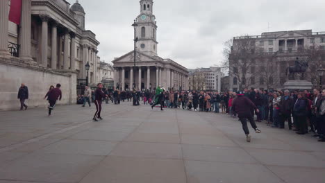 Street-performers-and-crowd-in-London-Trafalgar-Square