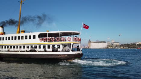 Un-Ferry-De-Pasajeros-Sale-De-Kadikoy-En-Estambul
