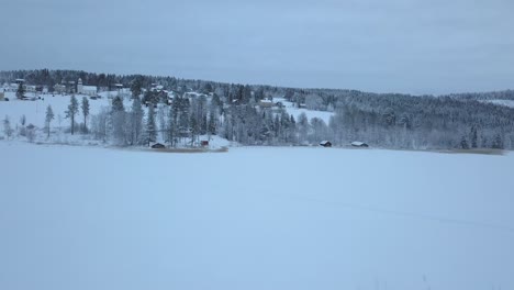El-Lago-Congelado-Y-El-Bosque-Cerca-De-Borgvattnet,-Suecia
