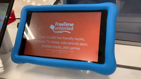 Fire-Hd-8-Kids-Edition-Tablet-Für-Vorbeigehende-Kunden-In-Der-Elektronikabteilung-Eines-Lokalen-Zielgeschäfts