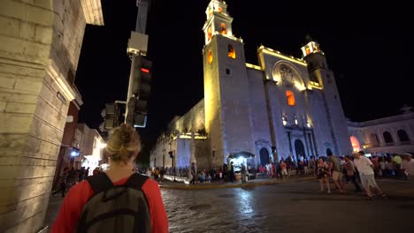 Menschenmassen-Beim-Überqueren-Von-Straßen-In-Der-Abenddämmerung-Vor-Der-Catedral-De-San-Ildefonso,-Merida,-Yacatan,-Mexiko