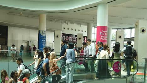 Singapur---Ca.-Nach-Oben-Kippender-Zeitraffer-Einer-überfüllten-Rolltreppe-In-Einem-Einkaufszentrum-In-Singapur