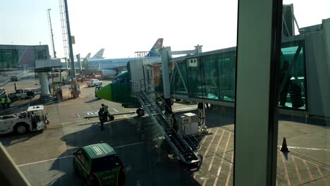 Innenansicht-Aus-Glas-Beobachtungspassage-Zur-Landebahn-Ankunft---Abflugterminal-Am-Internationalen-Flughafen-Kapstadt