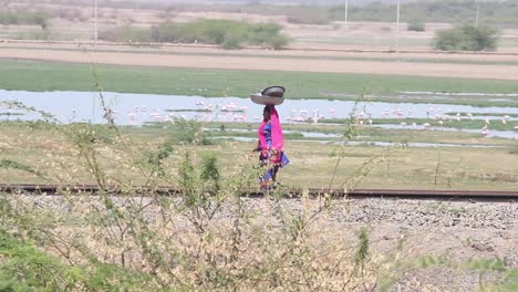 Mujeres-Indias-Caminando-Sobre-Las-Vías-Del-Tren-Tiro-Largo-De-Fondo-I-Mujeres-De-La-Aldea-India-Video-De-Archivo-En-Full-Hd