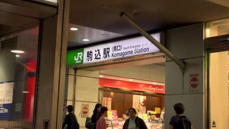 Tokio,-Japón--:-Estación-Jr-Komagome,-Entrada-Sur,-4k,-Línea-Namboku-Del-Metro,-Acercamiento,-Cámara-Fija,-Vista-De-ángulo-Neutral