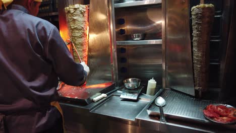 Chef-Haciendo-Sándwiches-De-Shawarma-En-Un-Restaurante