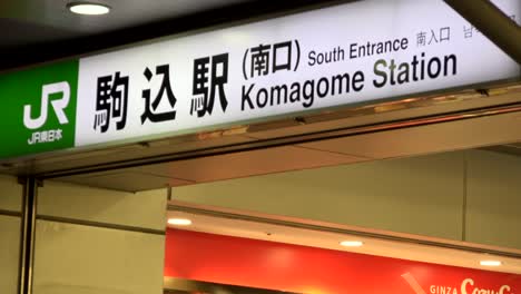 Tokio,-Japón--:-Estación-Jr-Komagome,-Entrada-Sur,-4k,-Letrero-De-La-Estación-En-La-Noche,-Cámara-Fija,-Vista-De-ángulo-Neutral