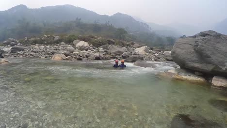 Trainer-Eines-Bergsteigerinstituts-Trainieren-Für-Die-überquerung-Des-Flusses-Im-Oberen-Himalaya,-Uttarakhand,-Indien