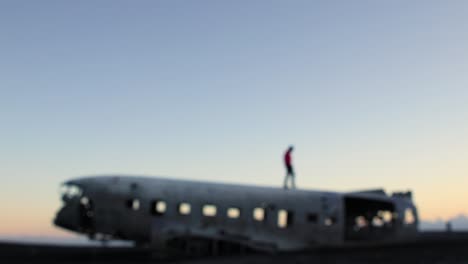 Abgestürztes-Flugzeug-In-Südisland-Außerhalb-Von-Vik-An-Einem-Schwarzen-Sandstrand-Bei-Sonnenuntergang