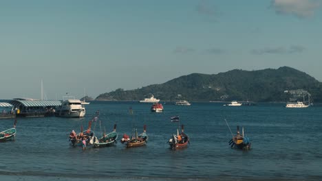 Boote,-Die-An-Einem-Sonnigen-Tag-An-Der-Küste-Von-Thailand-Phuket-Beach-Schwimmen