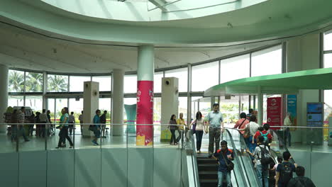 Singapur---Ca.-Zeitraffer-Von-Menschen,-Die-Eine-Rolltreppe-In-Einem-Einkaufszentrum-Auf--Und-Absteigen