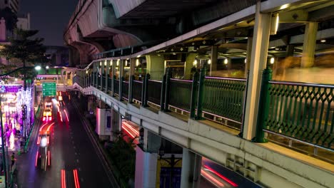 Timelapse-De-La-Vida-Nocturna-Y-El-Tráfico-En-Bangkok,-Tailandia