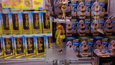 Sexy-Weibliche-Puppen-Als-Preis-In-Der-Japanischen-Videospielhalle