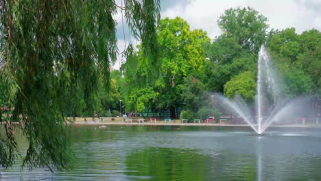 Városligeti-Lake-City-park,-the-other-side-of-the-park,-fountain-from-the-shadow