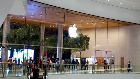 Bangkok,-Tailandia---8-De-Junio-De-2019:-Mucha-Gente-Visita-La-Primera-Tienda-Oficial-De-Apple-En-Tailandia,-Que-Abre-En-El-Centro-Comercial-Iconsiam-Ubicado-Junto-Al-Río-Chao-Phraya-En-Bangkok